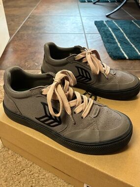 Cariuma Gray Canvas lightweight Sneakers with pink Laces
